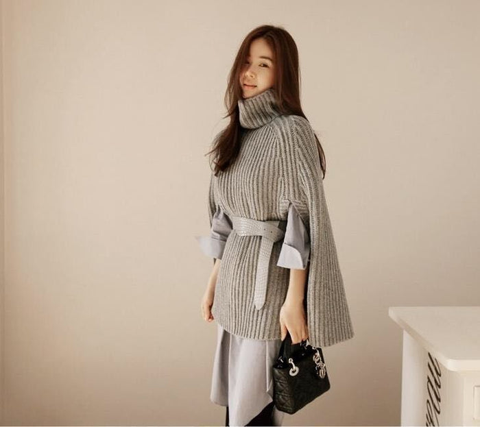 Stickad Poncho med Polokrage och Cape-ärmar