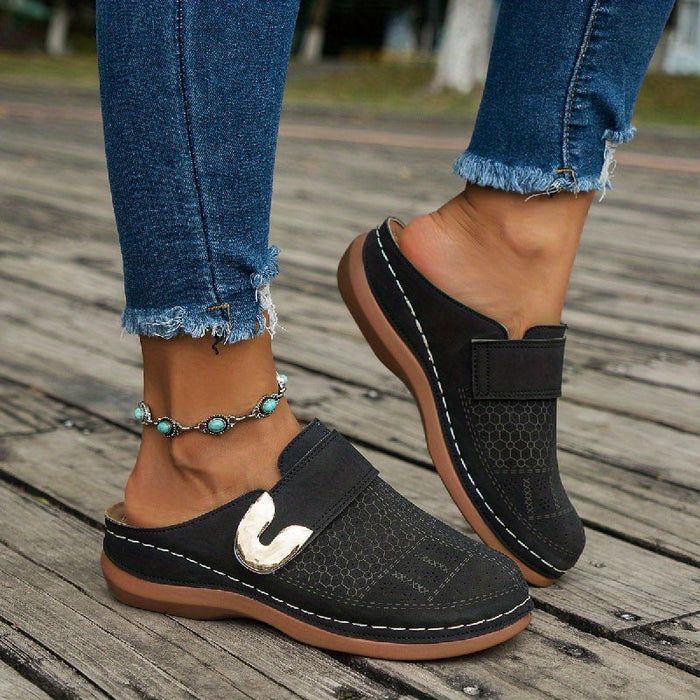 Dam Mule Slip-On Tofflor med Perforerad Detalj och U-Formad Spänne