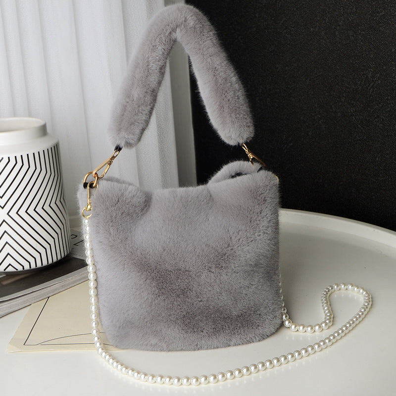 Fluffig bucket bag med pärlkedja