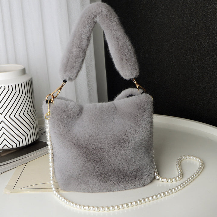 Fluffig bucket bag med pärlkedja