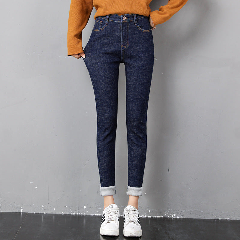 Kvinna i svarta fodrade skinny jeans