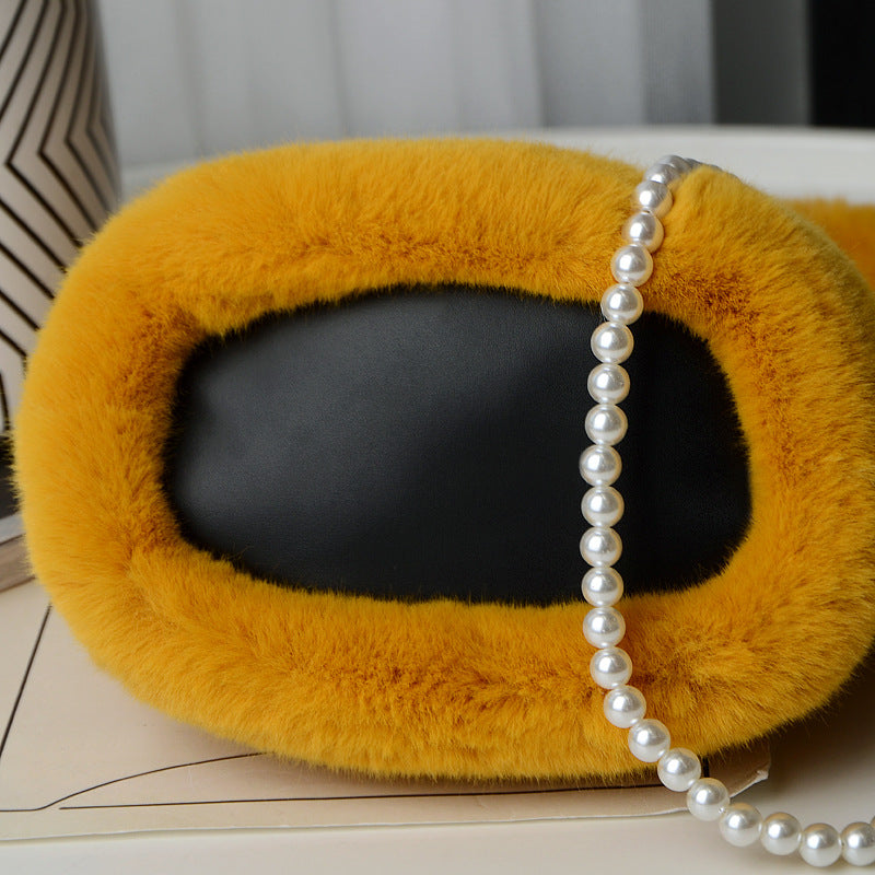 Fluffig bucket bag med pärlkedja