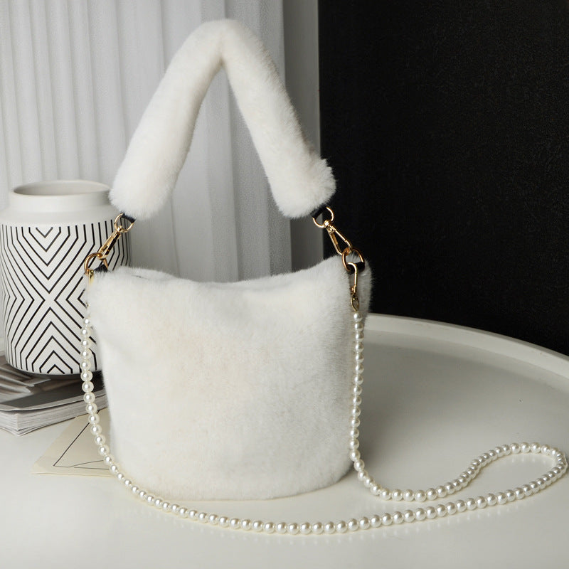 Fluffig bucket bag med pärlkedja