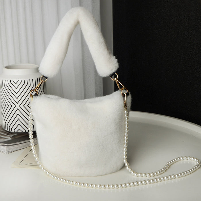 Stella | Fluffig bucket bag i plysch med pärlkedja