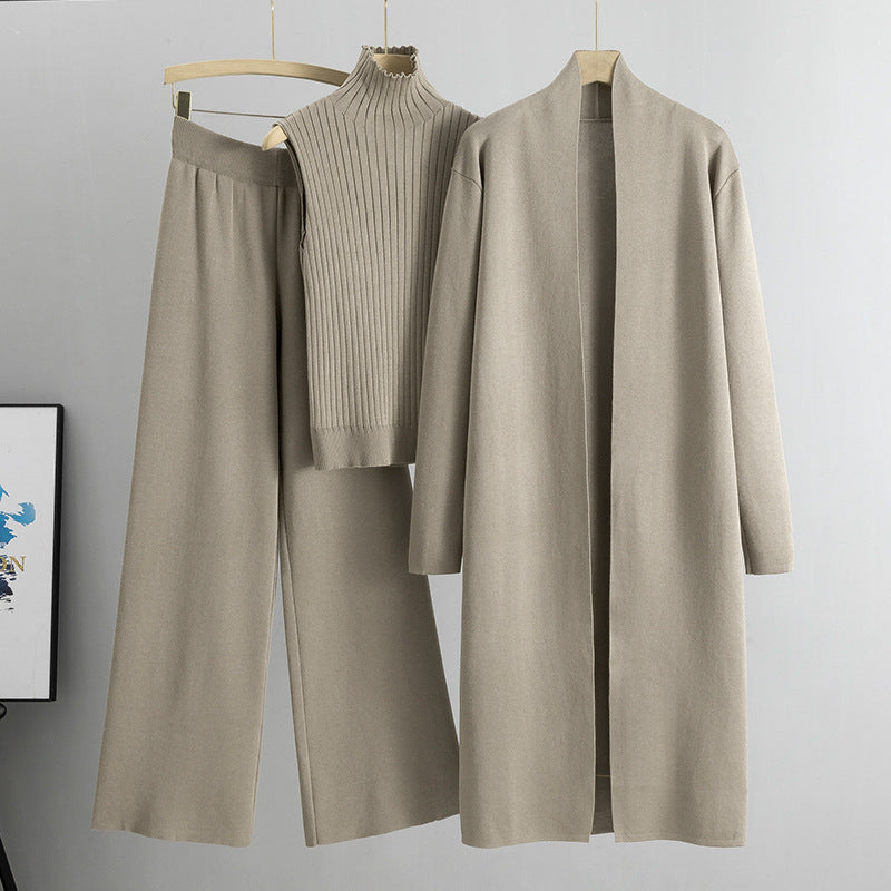Kvinna i beige stickat set med lång kofta