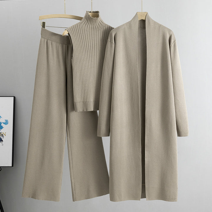 Kvinna i beige stickat set med lång kofta
