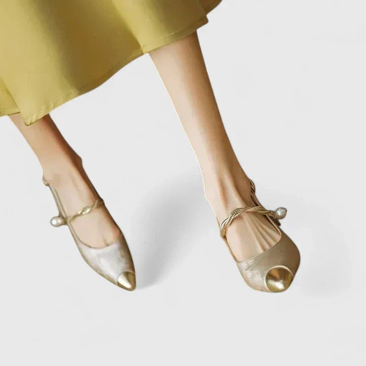 Stina | Ortopediska Pumps med Pärlrem och Kittenklack