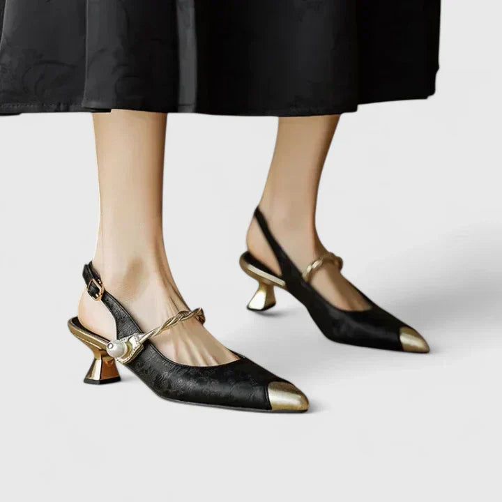 Stina | Ortopediska Pumps med Pärlrem och Kittenklack