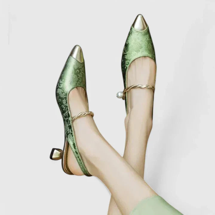 Stina | Ortopediska Pumps med Pärlrem och Kittenklack