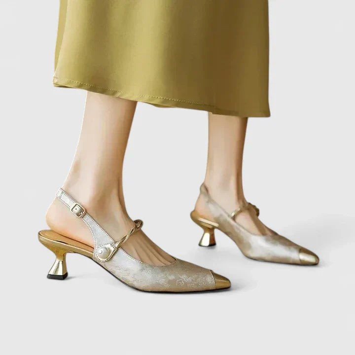 Stina | Ortopediska Pumps med Pärlrem och Kittenklack