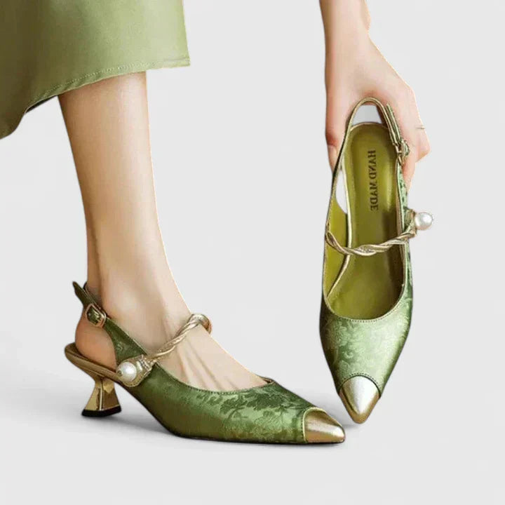 Stina | Ortopediska Pumps med Pärlrem och Kittenklack
