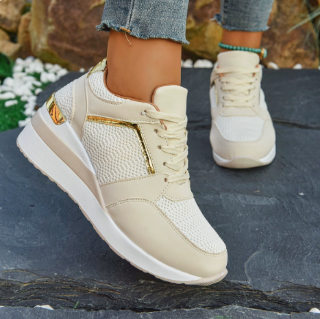 Dam Sneakers med Kilklack och Perforerad Design