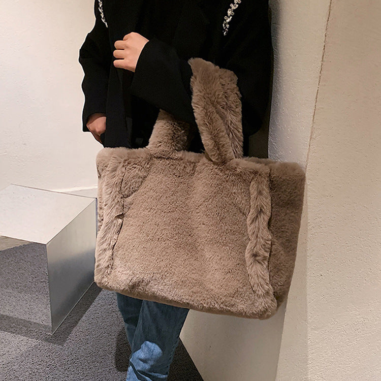 Fluffig plyschväska med kedjerem