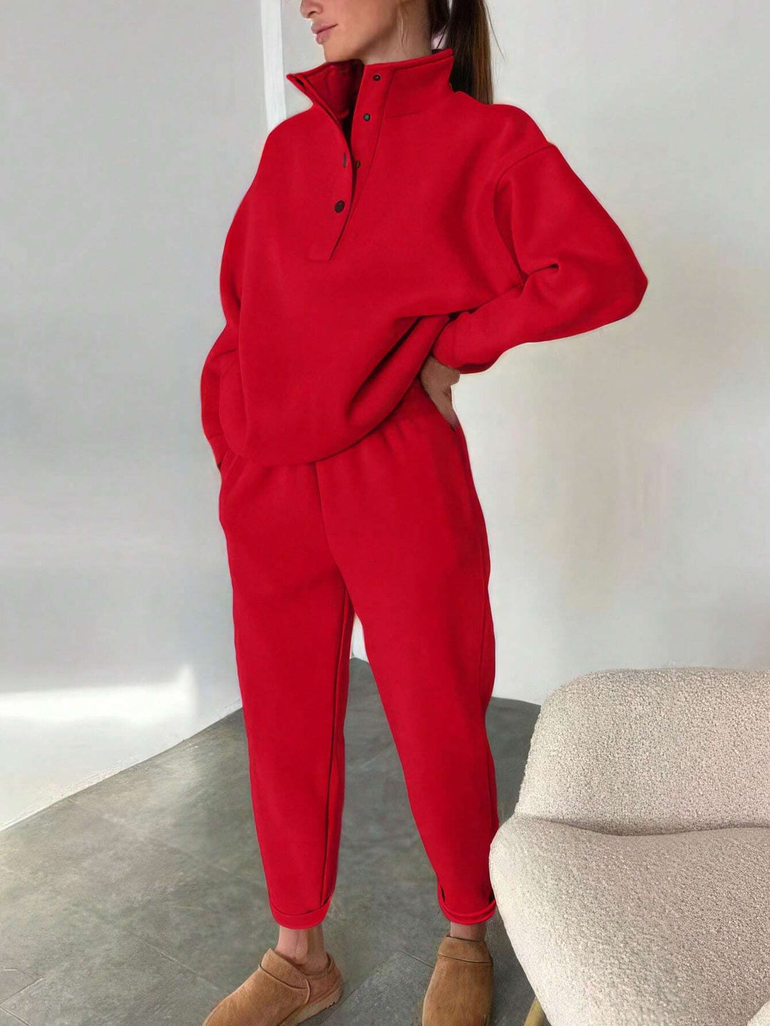 Mjukisset med oversized hoodie och långa byxor