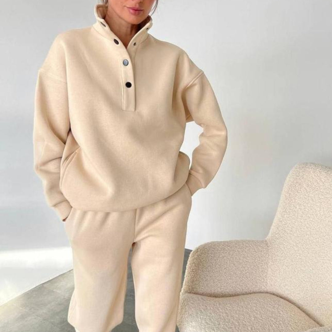 Mjukisset med oversized hoodie och långa byxor
