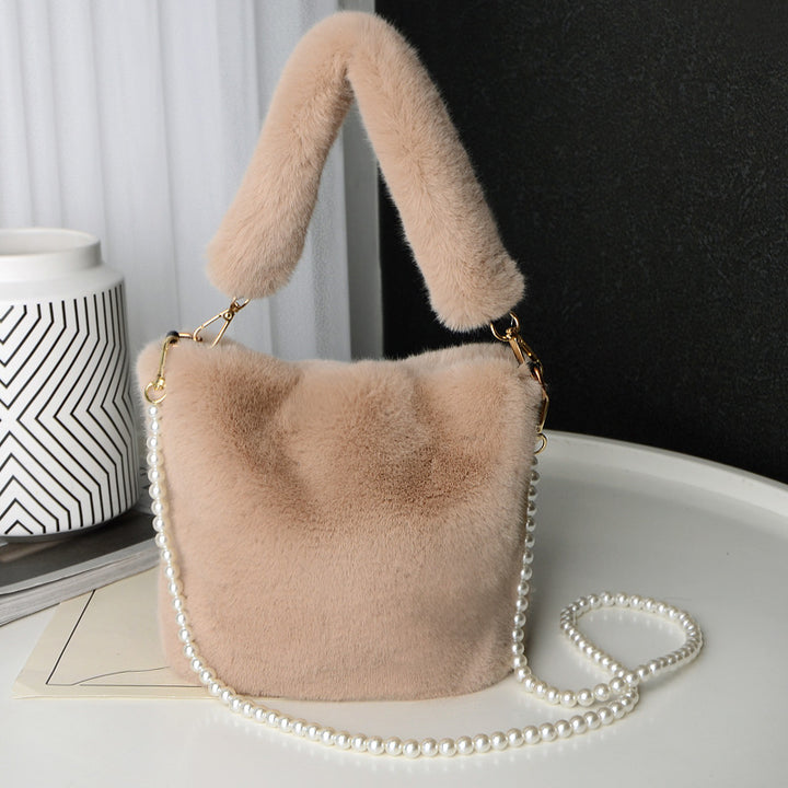 Fluffig bucket bag med pärlkedja