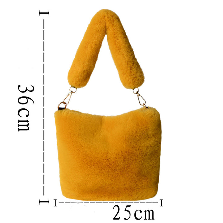 Fluffig bucket bag med pärlkedja